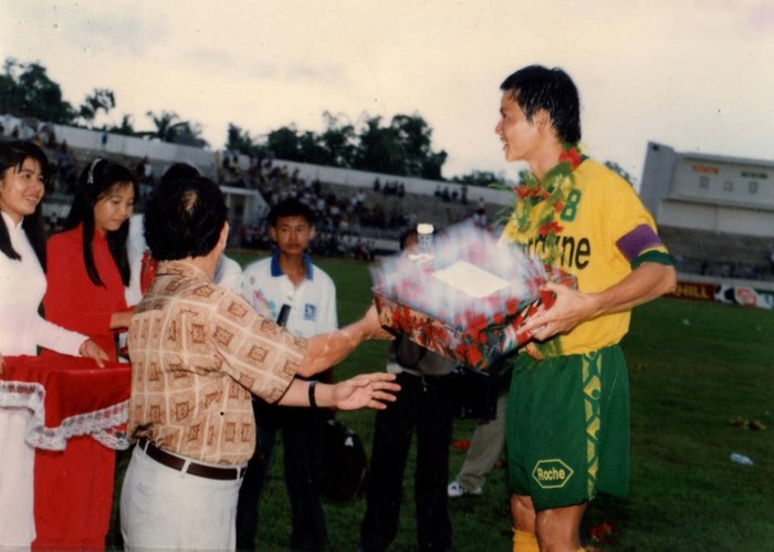 Tiền đạo Huỳnh Quốc Cường trong màu áo Đồng Tháp mùa giải 1996/1997